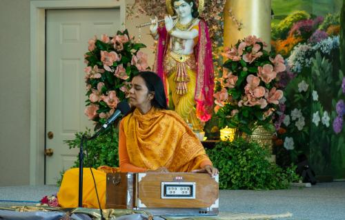 Diwakari  Didi - kirtan